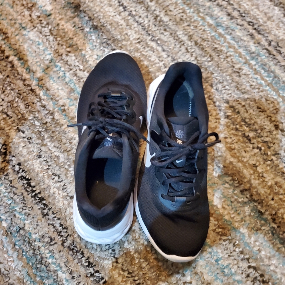 Men's Nike size 10 black and white